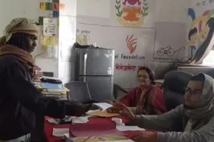 नाबालिक बच्चों से काम कराए जाने के मामले में प्रार्थना पत्र लेकर सी डब्लू सी पहुंचे परिजन