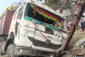 अनियंत्रित ट्रेंलर 11000 वोल्ट एचटी विद्युत पोल से टकराई, 20 घण्टे से विद्युत आपुर्ति हुआ ठप