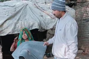 कलम के साथ अब कंबल से सेवा, पत्रकार अजीत सिंह ने पेश की मानवता की मिसाल