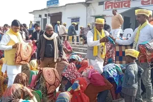 स्थापना दिवस पर सेवा का संकल्प निषाद राज सेवा समिति ने 500 ग्रामीणों को बांटे कंबल