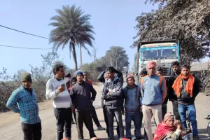 केरेडारी बशीर चौक पर हाइवा की चपेट में आया युवक, बाल-बाल बची जान 