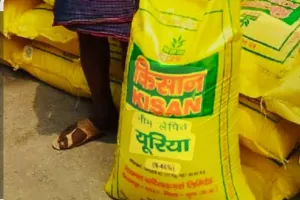 यूरिया कालाबाजारी का बड़ा खुलासा: दूसरे के नाम के लाइसेंस पर बेच रहा था खाद, 121 बोरी गायब, दो पर मुकदमा दर्ज