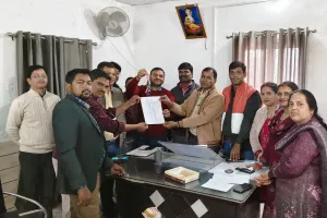  ऑनलाइन हाजिरी के खिलाफ ग्राम सचिवों का खुला मोर्चा, डोंगल जमा कर सौंपा ज्ञापन, कार्य बहिष्कार का ऐलान