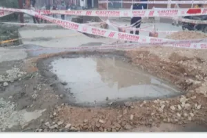 गोला तहसील तिराहे पर नई पुलिया धंसने से हड़कंप,रातोंरात पैचवर्क कर भ्रष्टाचार छिपाने की कोशिश, गुणवत्ता पर उठे गंभीर सवाल