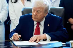 ट्रंप प्रशासन ने ग्रीन कार्ड लॉटरी कार्यक्रम किया स्थगित, ब्राउन यूनिवर्सिटी गोलीबारी से जुड़ा मामला बना वजह