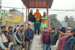 Kushinagar : अटल जयंती की पूर्व संध्या पर सुभाष चौक पर स्वच्छता अभियान व माल्यार्पण