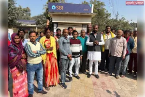 ओबरा तापीय परियोजना के विस्तारीकरण में उजड़ रहे संविदा कर्मी, नगर पंचायत कर्मी एवं गरीब जनमानस द्वारा निकाली गई शांतिपूर्ण जनसंपर्क यात्रा