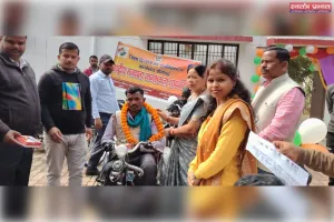 कलेक्ट्रेट परिसर में जिलाधिकारी के कर कमलों से किया गया मोटराइज्ड ट्राइसाइकिल एवं कंबल वितरण