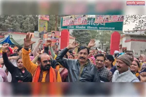 आक्रोशित आंगनवाड़ी कार्यकत्रियों का डीएम कार्यालय पर प्रदर्शन, सौंपा ज्ञापन