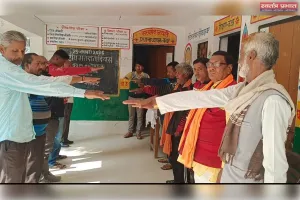 ढेबरुआ बूथ पर राष्ट्रीय मतदाता दिवस पर मतदाताओं को शपथ दिलाते बीएलओ आशुतोष मिश्रा