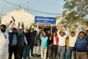 बगहा–बेलवनिया पुल निरस्तीकरण के विरोध में उबाल, एसडीएम को सौपा गया ज्ञापन