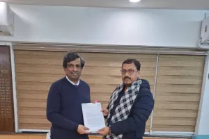 शास्त्रीनगर–बेलवनिया पुल व सड़क निर्माण को लेकर सांसद ने केंद्रीय सचिव से की मुलाकात