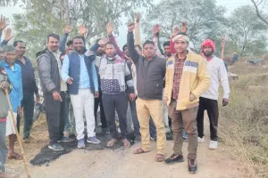 खेमपुर में मानक के विपरीत हो रहा सड़क निर्माण कार्य, ग्रामीणों ने किया जमकर प्रदर्शन