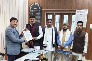 तेलगुडवा  कोन सडक निर्माण मे देरी को लेकर अपना दल एस ने अघिशासी  अभियंता को सौंपा ज्ञापन