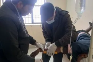 बलरामपुर में डंपर की टक्कर से युवक की मौत: अनियंत्रित वाहन दो बार टकराया, महिला समेत दो घायल 