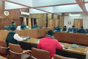 सड़क सुरक्षा अभियान जिलाधिकारी का सख्त निर्देश नो हेलमेट, नो फ्यूल नियम का पेट्रोल पंपों पर हो कड़ाई से पालन