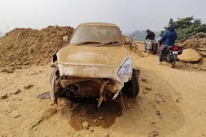 कलवारी टांडा पुल पर तेज रफ्तार कार मिट्टी के ढेर से टकराई, संकेतक न होने से हुआ हादसा