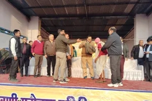 श्रावणी मेला समिति ने जरूरतमंदों को बांटे  सैकड़ों कंबल, लोगों ने किया प्रसंशा