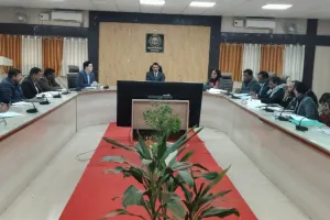 डीएम की अध्यक्षता में कर-करेत्तर एवं सीएम डैशबोर्ड पर राजस्व कार्यों की समीक्षा