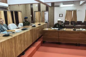 कलेक्ट्रेट  सभागार में सड़क सुरक्षा समिति की बैठक सम्पन्न, तेज रफ्तार में चलने वाले क्षमता से अधिक लोडेड वाहनों की जॉच कर की जाये कार्यवाही-जिलाधिकारी