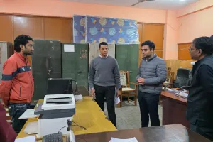 विकास भवन के विभिन्न कार्यालयों का डीएम ने किया औचक निरीक्षण