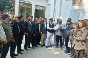 बजट सत्र में अधिवक्ता सुरक्षा अधिनियम विधेयक को लेकर वकीलों ने चलाया हस्ताक्षर अभियान, सौंपा ज्ञापन