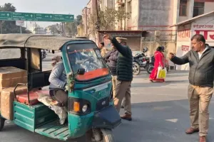 बस्ती में ई-रिक्शा पर फिर सख्ती जोन व्यवस्था लागू, गलत रूट पर चालान शुरू