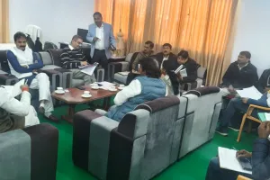 जिला मुख्यालय पर जनप्रतिनिधियों के साथ बैठक संपन्न  ,जनपद में सड़क निर्माण/मरम्मत,गेेस्ट हाउस की मरम्मत की कार्ययोजना को लेकर विशेष चर्चा