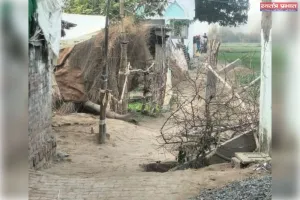 सार्वजनिक रास्ते पर अतिक्रमण कर रही दबंग महिला