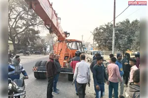 बेकाबू हाइड्रा की टक्कर से ई रिक्शा चालक और सड़क किनारे बैठी दो महिलाएं घायल 