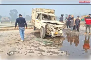 तेज रफ्तार डंपर ने पिकअप को मारी टक्कर, चालक घायल