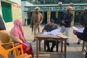 विशेष प्रगाढ़ पुनरीक्षण : डीएम/जिला निर्वाचन अधिकारी ने मतदेय स्थल का किया भ्रमण