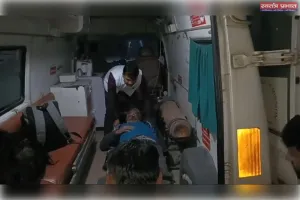 पैदल चल रहे व्यक्ति को तेज रफ्तार बाइक सवारों ने टक्कर मार दी, जिससे वह गंभीर रूप से घायल