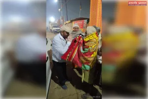 कड़ाके की ठंड के बीच कंबल वितरित किया गया