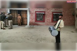 फरार अभियुक्तों के विरुद्ध 82 सीआरपीसी की कार्यवाही, गांव में मुनादी