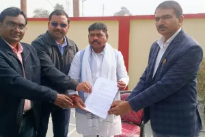 परियोजना प्रसाशन की मनमानी को लेकर राजकीय स्नातकोत्तर महाविद्यालय के  प्राचार्य सहित प्राध्यापकों ने राज्य मंत्री को सौंपा पत्रक