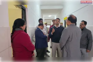 डीएम ने सीएमओ कार्यालय का किया औचक निरीक्षण, व्यवस्थाओं की गहन समीक्षा