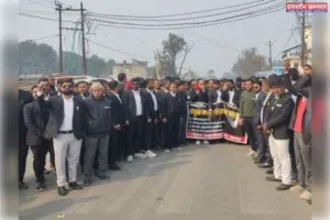 बलरामपुर में अधिवक्ताओं का सड़क पर प्रदर्शन:किया पैदल मार्च, आंदोलन तेज करने की चेतावनी