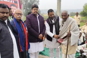 अपना दल एस के तत्वाधान  में   जरूरतमंदों को बांटे गये कंबल , लोगों ने की सराहना