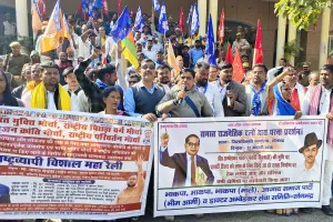 अंबेडकर पार्क की भूमि को सुरक्षित करने और सदर तहसीलदार के खिलाफ कार्रवाई करने की मांग को लेकर विभिन्न दलों ने कलेक्ट्रेट पर किया जोरदार प्रदर्शन