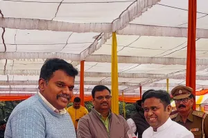 मोहम्मद हसीन अंसारी ने कक्षा एक की छात्रा द्वारा बनाई गईं स्कैच पेंटिंग जिलाधिकारी को करी भेंट 