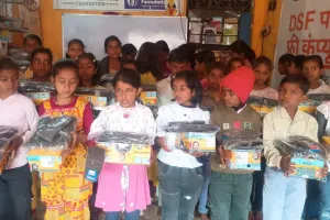 कोन लर्निंग सेंटर में  बच्चों को किया गया स्वेटर जूता-मोजा वितरित, बच्चों के चेहरे खिले