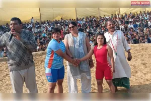 हजरत गुलजार शाह मेला मैदान में आयोजित दंगल के सातवें दिन नेपाल की रूबी थापा व कोमल के बीच हुआ रोमांचक मुकाबला