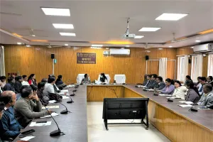 आयुष चिकित्साधिकारी व फार्मासिस्ट अपने कार्यस्थल पर समय से रहें उपस्थित - सीडीओ