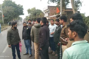 तेज रफ्तार ट्रक ने पीछे से मारी टक्कर मां और उसकी बड़ी बेटी की मौके पर मौत