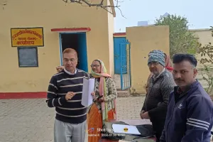 सोनभद्र मतदाता पुनरीक्षण में लापरवाही पर जिलाधिकारी सख्त, केकराही करमा बूथ का किया औचक निरीक्षण