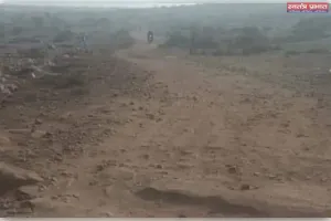 तरहार क्षेत्र में 100 साल से सड़क नहीं 