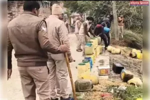 आबकारी टीम की छापेमारी में 150 लीटर कच्ची शराब और 2500 किलो लहन किया गया नष्ट