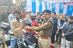 जिलाधिकारी के निर्देश पर बांटे गए हेलमेट