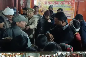 ओबरा श्री राम सेवा समिति का खिचड़ी मिशन जारी, एसआई रामलोचन ने भी बँटाया हाथ सेवा और स्वच्छता की दिखी मिसाल